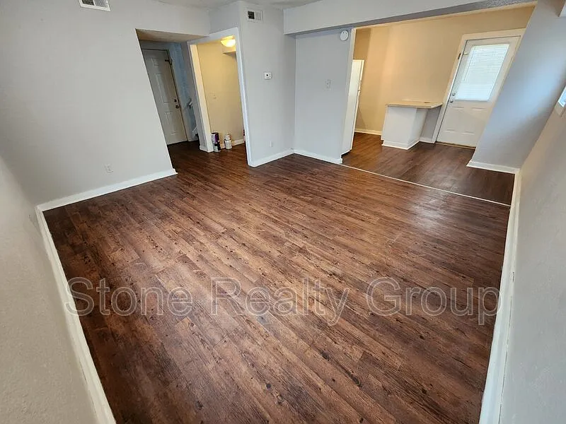 3 bed, 1.5 bath, $900 — Photo 3