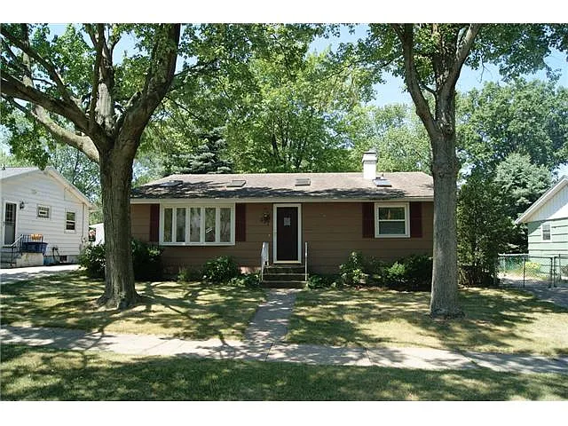 427 Redpath Ave photo 1