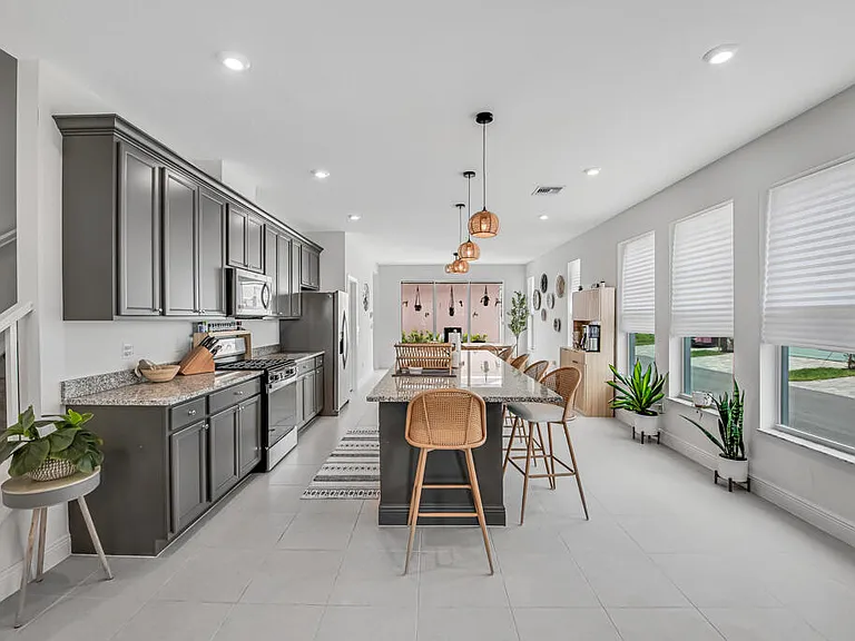 930 SW Prairie Ave — Photo 64