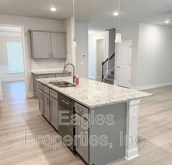 208 Bay Hill Dr — Photo 3