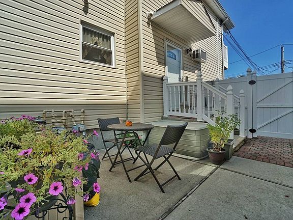 2nd image of 135 Kiswick St Unit 1F