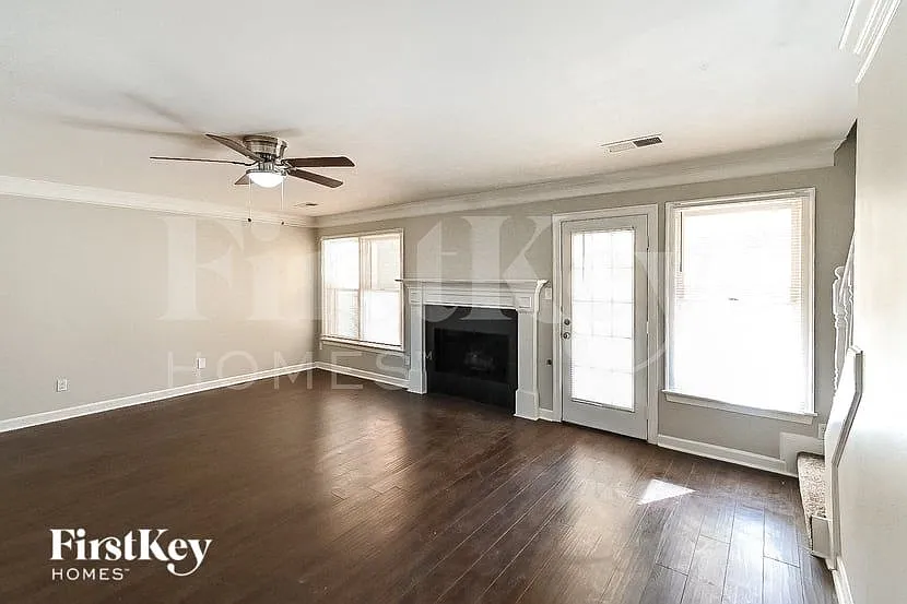 6 bed, 3.5 bath, 3297 sqft, $2,945 — Photo 3
