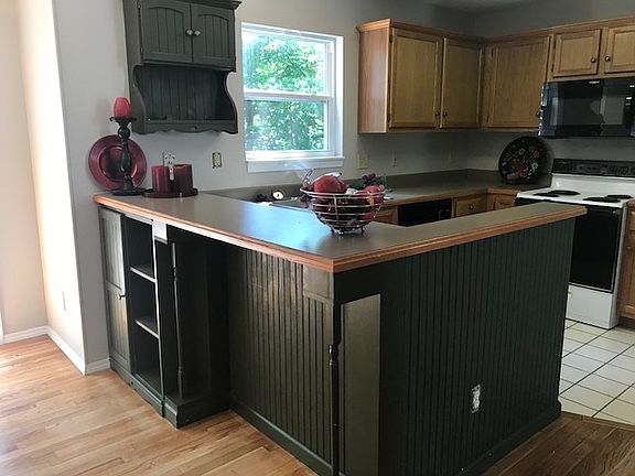 Great Kitchen with Breakfast Bar