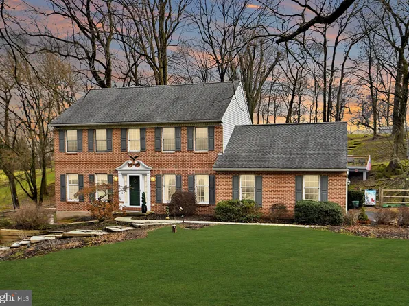 8 Country Ln, Douglassville, PA 19518