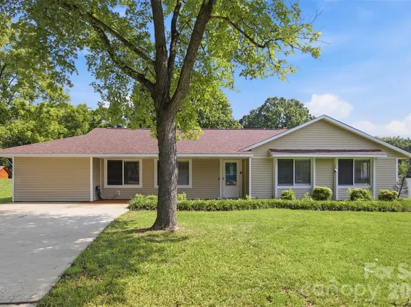 416 King John Cir, Gastonia, NC 28056