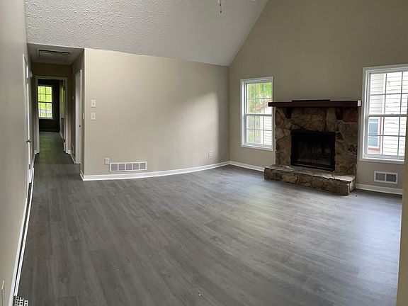 2nd image of 2901 Lakemont Dr SW