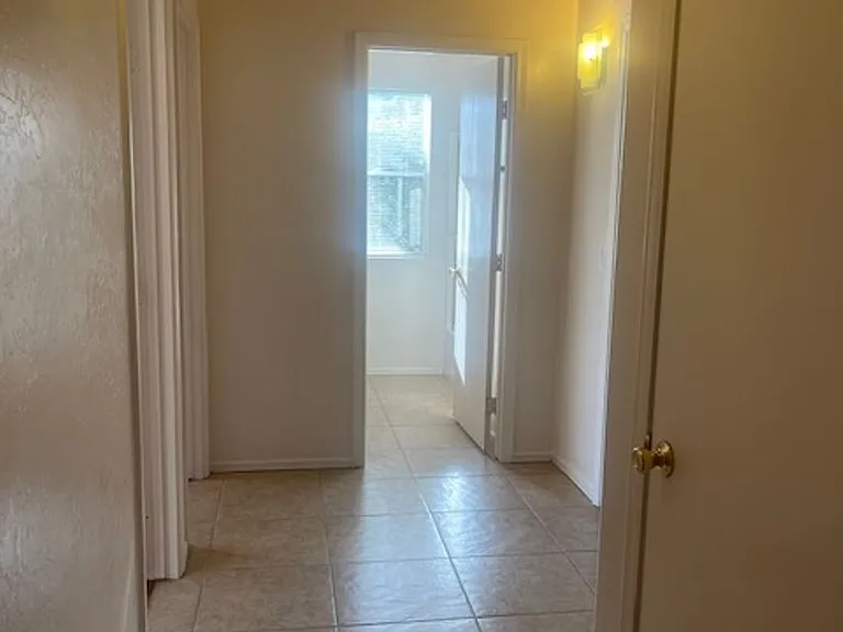 1690 W Wagon Wheel Rd — Photo 7