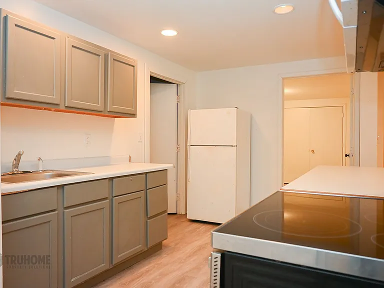 315 Summit Ave Tri-Plex — Photo 4