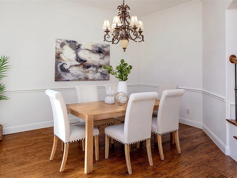 3606 S Versailles Ave — Photo 2