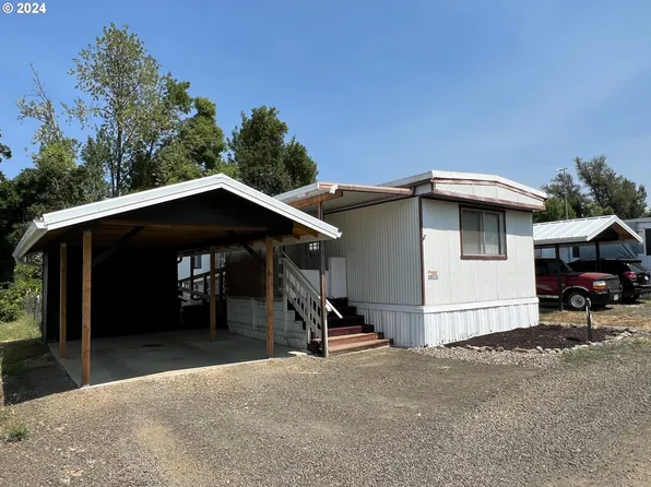 201 NE Peggy Ave Space 8, Roseburg, OR 97470