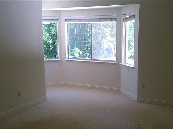 4th image of 1006 White Oak Ct