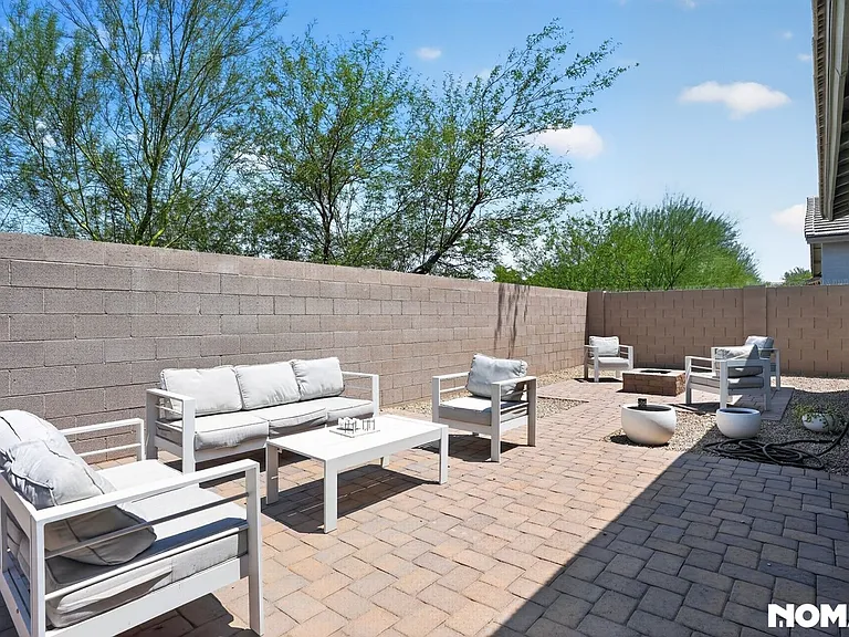 524 W Harwell Rd — Photo 35