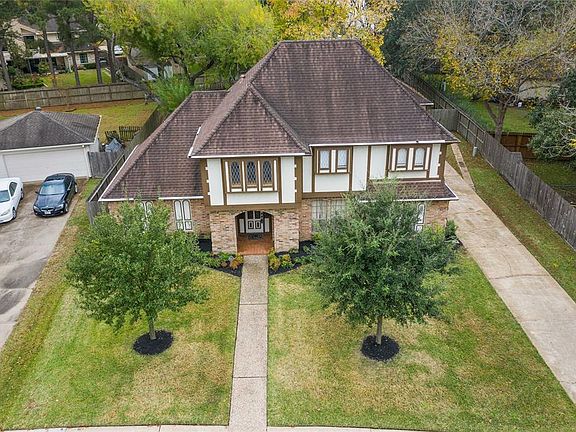 3rd image of 15811 Woodcroft Dr