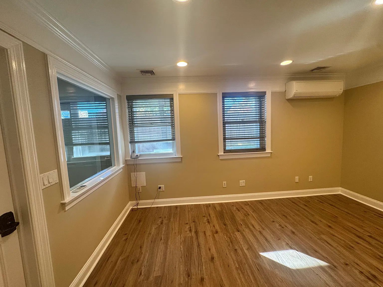 Mill Ln, Huntington — Photo 2