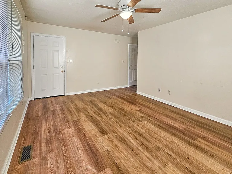 1424 Nolan Ave — Photo 3