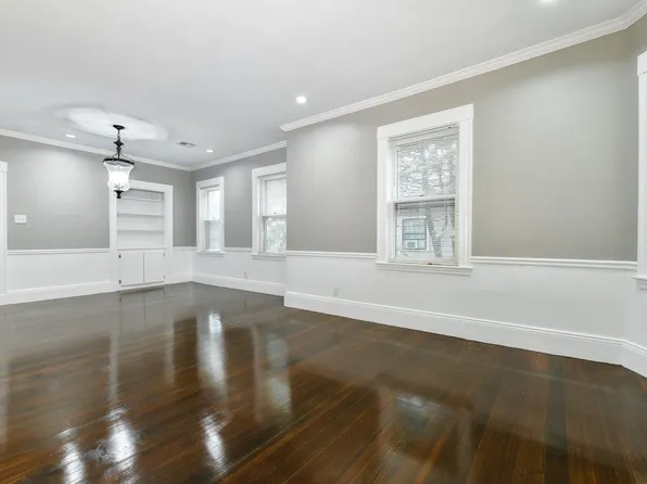53 Wolcott Rd #1, Chestnut Hill, MA 02467