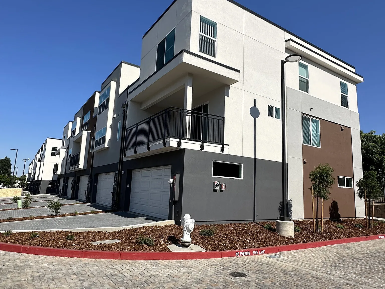 3 bed, 3.5 bath, 1956 sqft, $2,645 — Photo 1
