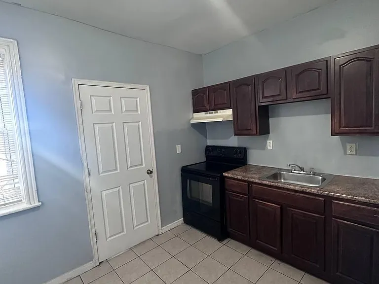 6033 Chestnut St #1 — Photo 9