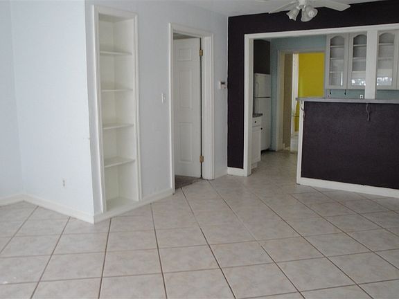5th image of 906 NW 12th Ave