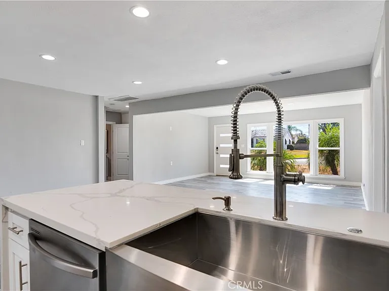 517 N Chalburn Ave — Photo 4