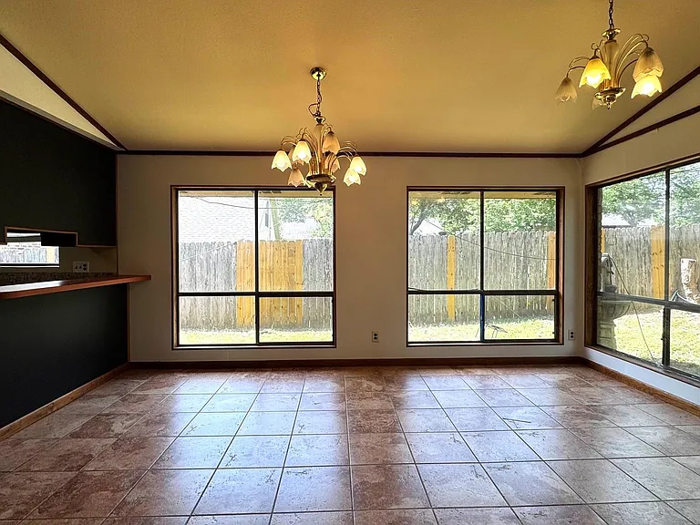 2506 Valley Dr — Photo 4
