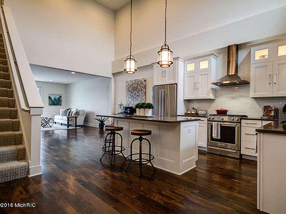 2nd image of 541 Macatawa Ave #12