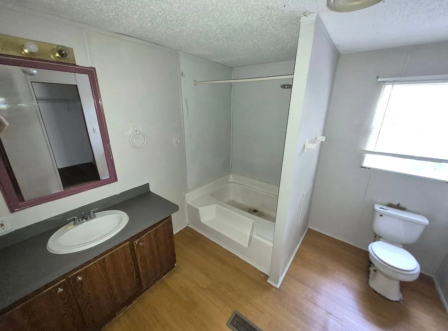 Hollmore & Cherrie MHP — Photo 2