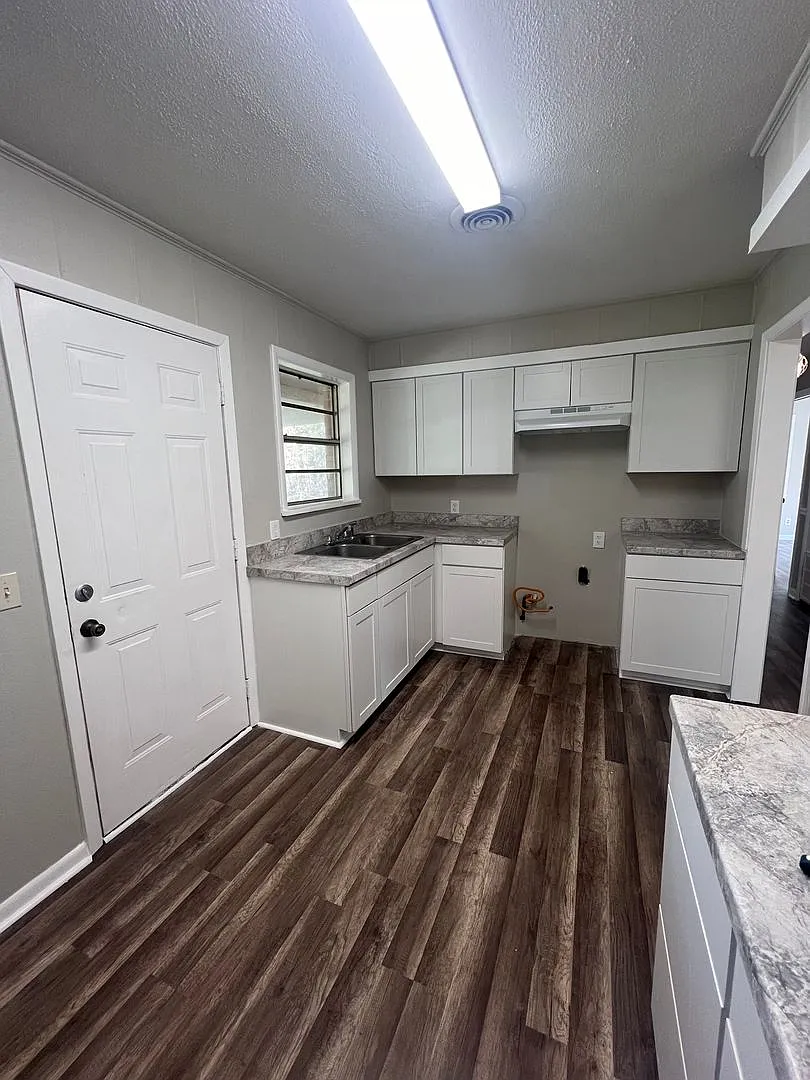This Just In! Short Term Lease! Great Neighborhood! — Photo 4