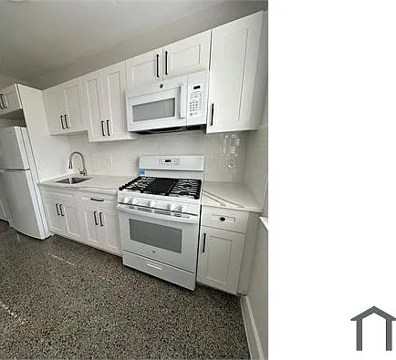 211 SW 18th Ave #8 — Photo 5