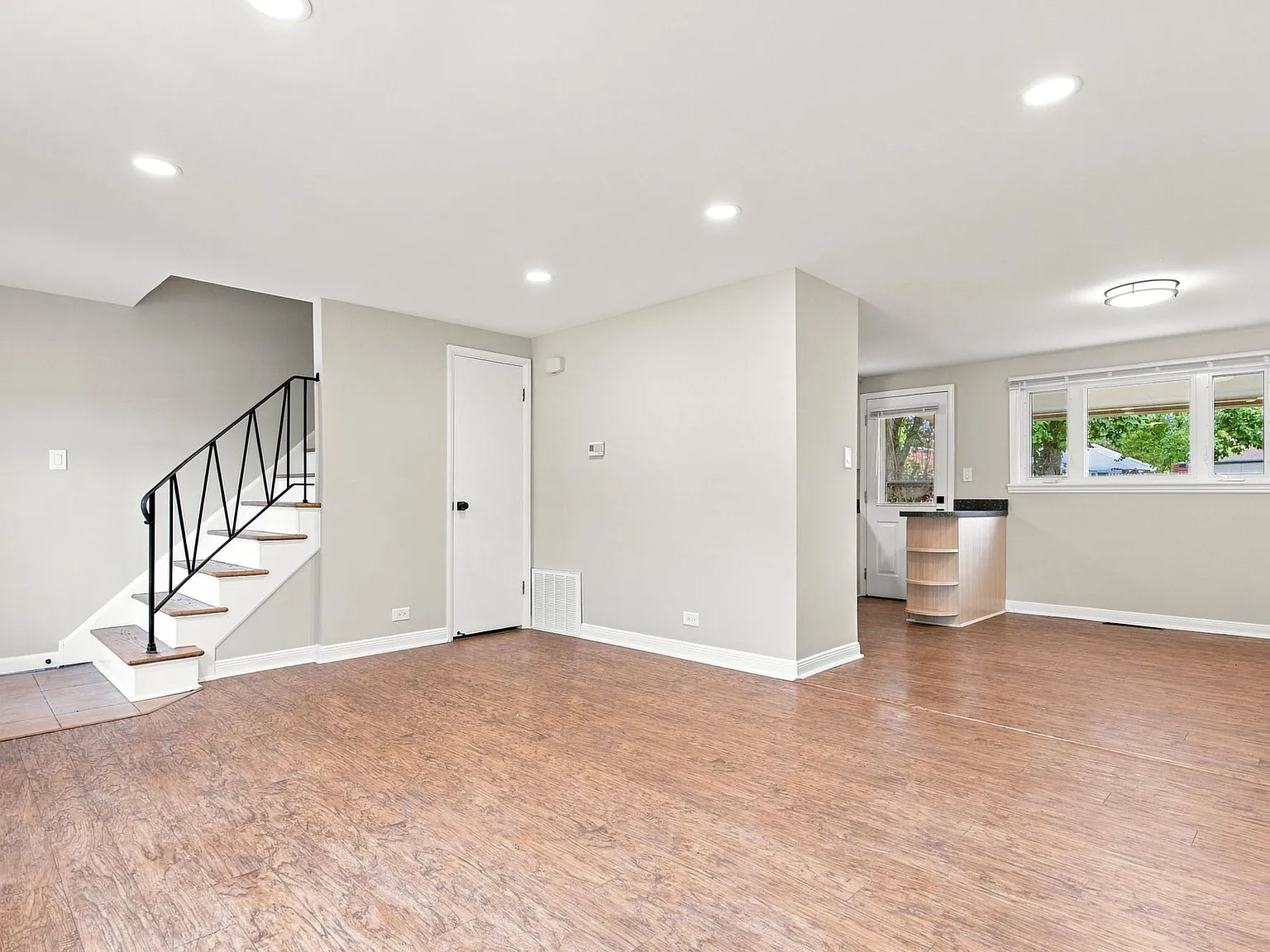 2 bed, 1100 sqft, $2,299 — Photo 2