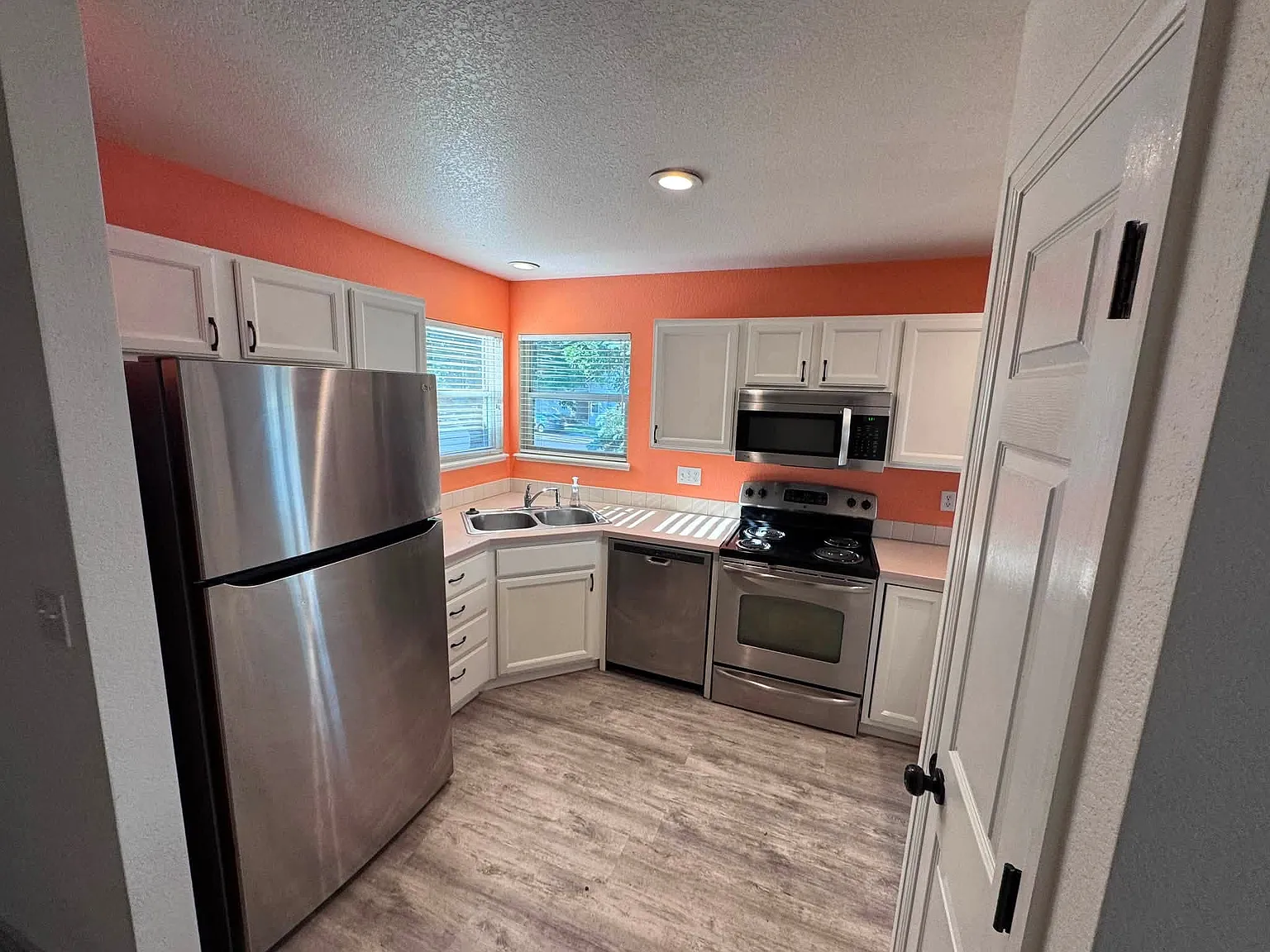 3 bed, 2.5 bath, 1723 sqft, $2,400 — Photo 4