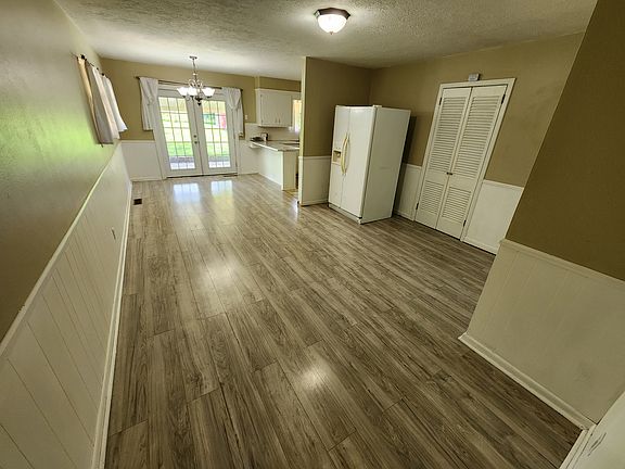 4th image of 925 N Linda Ave