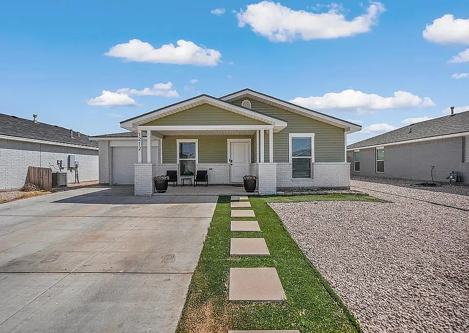 1212 Hogback Way