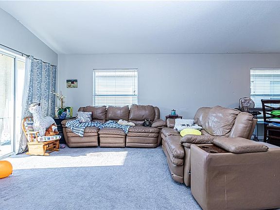 5th image of 7972 Carriage Pointe Dr