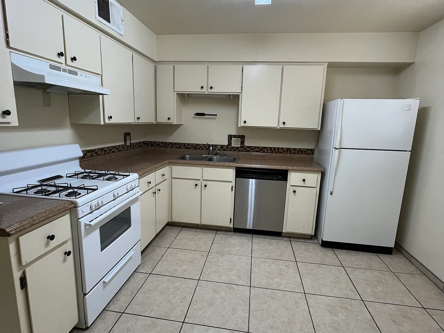 2 bed, 734 sqft, $995 — Photo 3