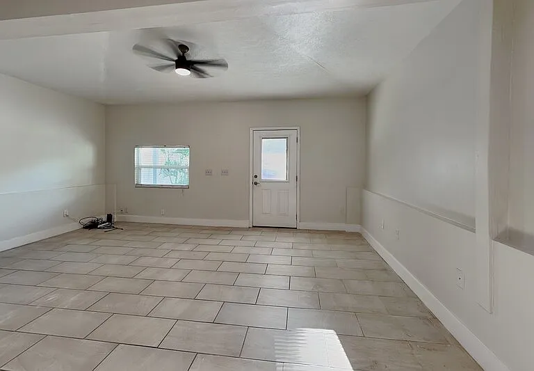 3801 1/2 W Palmira Ave — Photo 4
