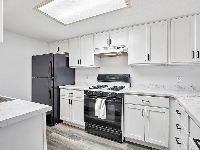 18669 Clear View Ct — Photo 1