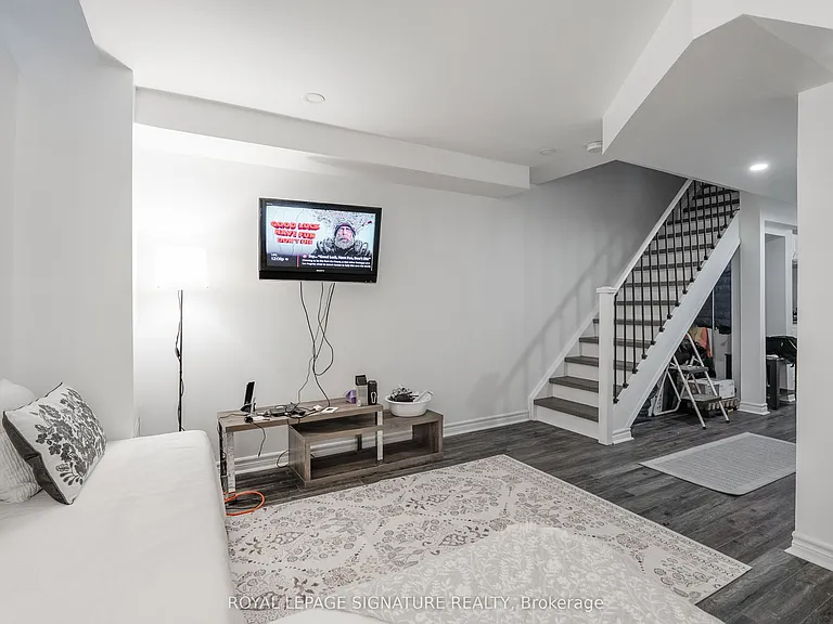 14 Queen Mary Ct — Photo 27