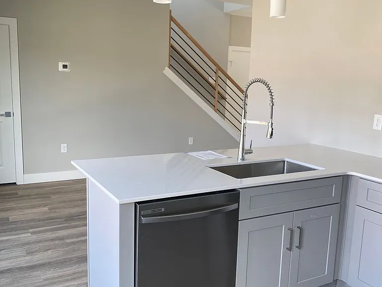 81 N Meade St — Photo 5