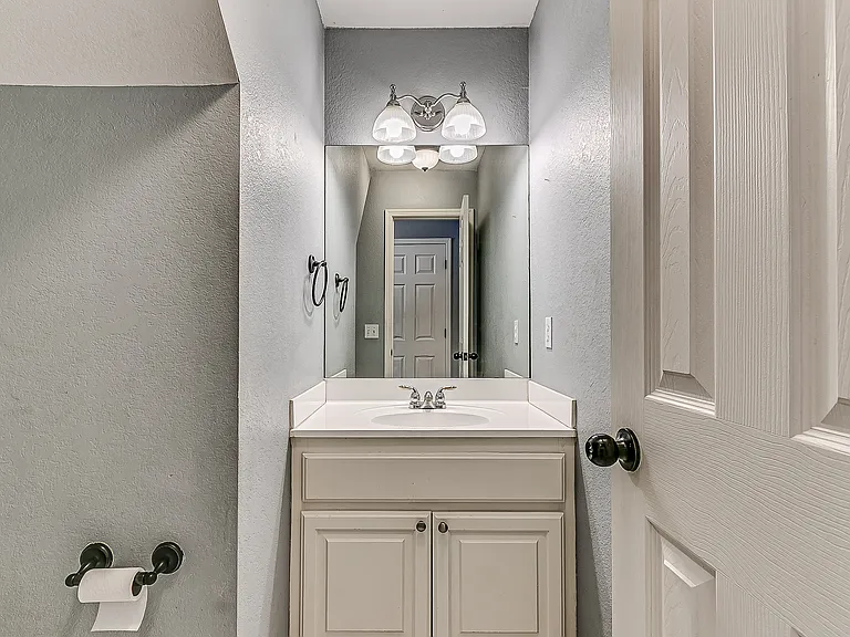 323 Potomac Dr — Photo 23