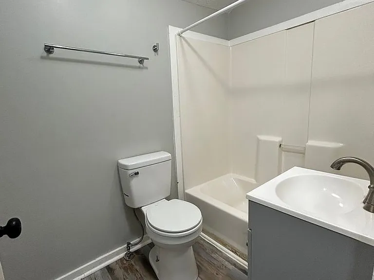 642 N Elm St — Photo 8