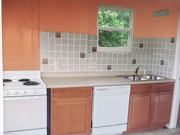 3rd image of 86 1/2 E Duncan St