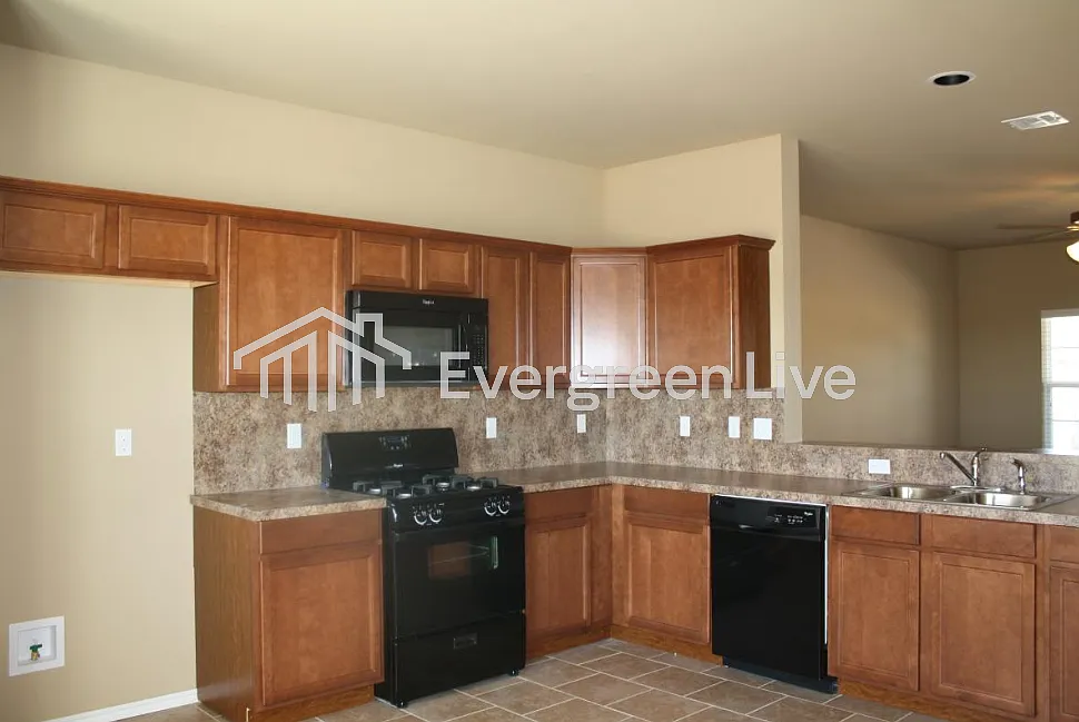 4 bed, 2.5 bath, 2323 sqft, $2,095 — Photo 4