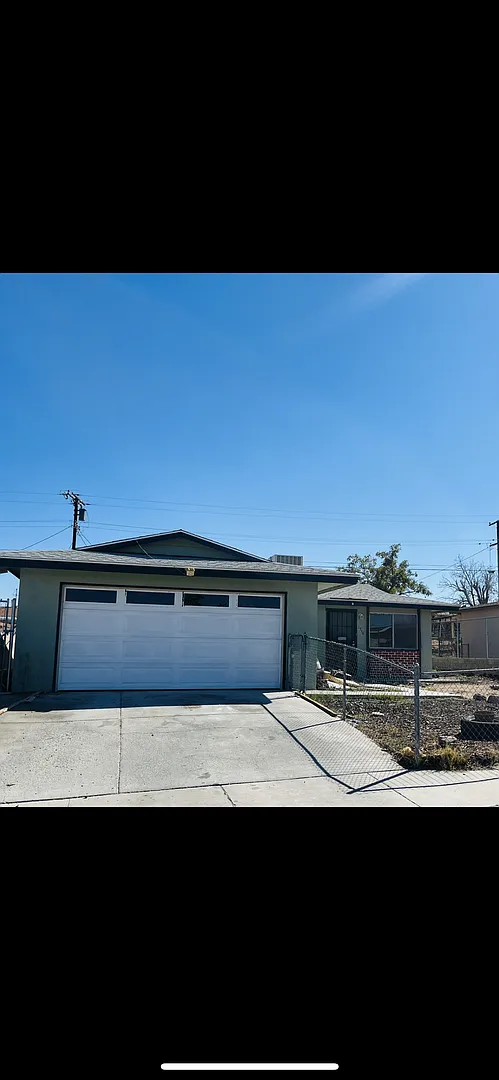 3 Bedroom 1 Bathroom Home! — Photo 1