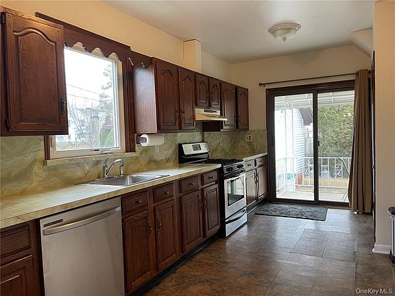 4th image of 56 Stephenson Boulevard