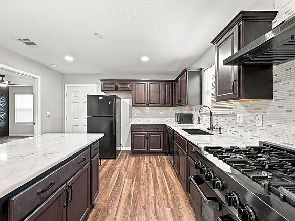 4th image of 2722 Vega St