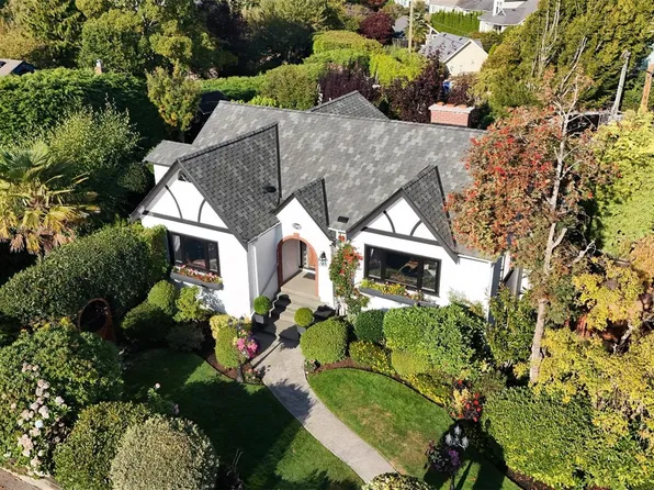 2390 Musgrave St, Oak Bay, BC V8R 5Y2