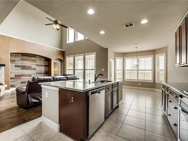 1025 Spring Falls Dr — Photo 5