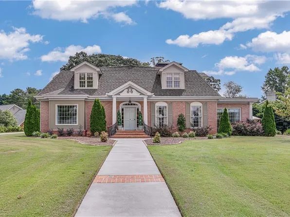 126 Woodlake Dr, Gainesville, GA 30506