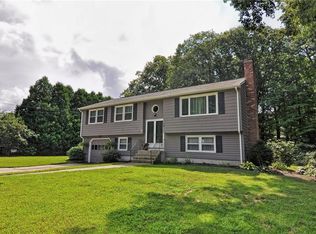 15 Flanders Dr, West Warwick, RI 02893